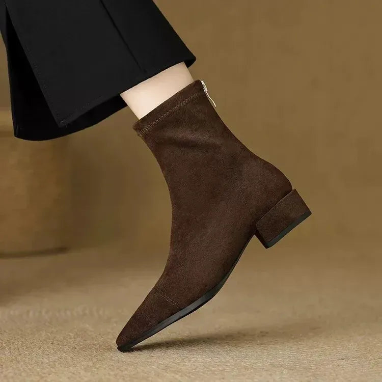 Delfina | Botines de Ante con Punta Fina y Tacón Bajo