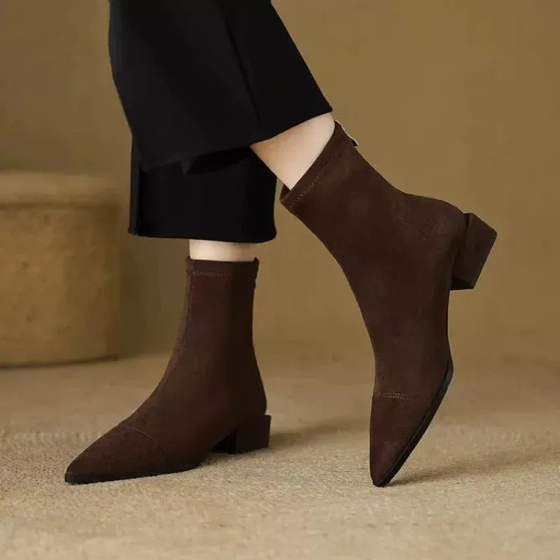 Delfina | Botines de Ante con Punta Fina y Tacón Bajo