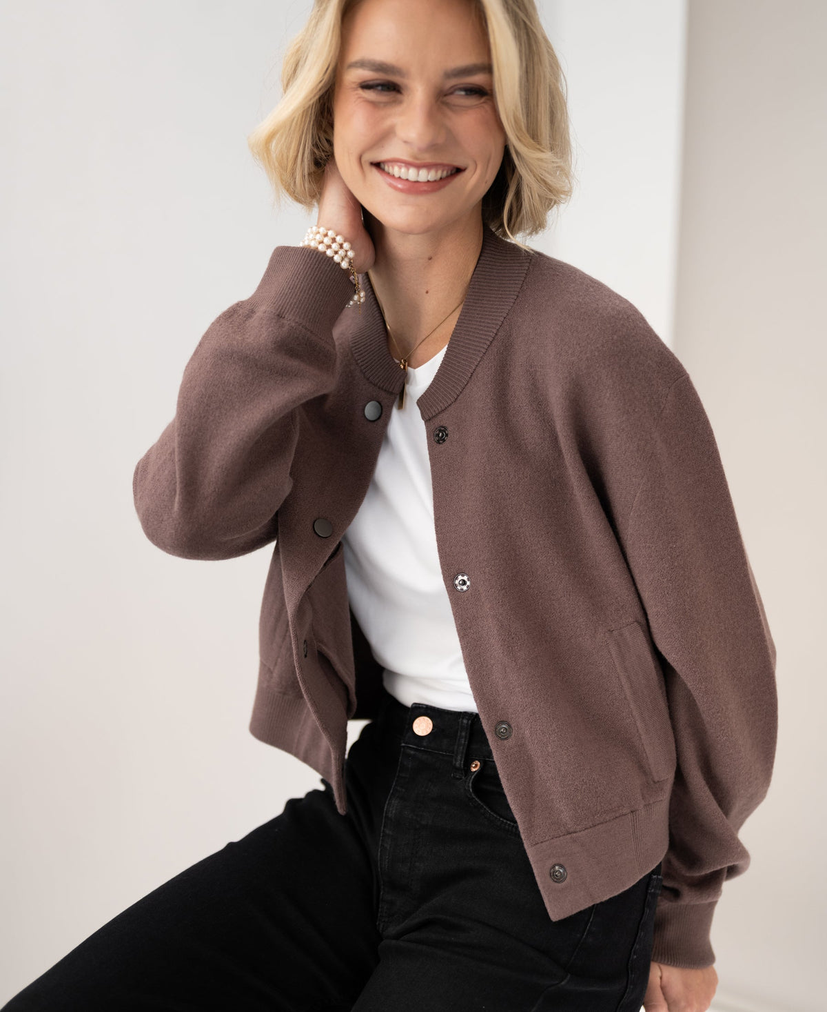 Bruna chaqueta bomber corta